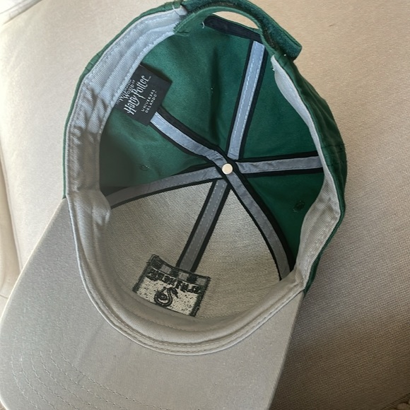 EXCLUSIVE WIZARDING WORLD OF HARRY POTTER UNIVERSAL ‘SLYTHERIN’ CAP - Picture 5 of 5